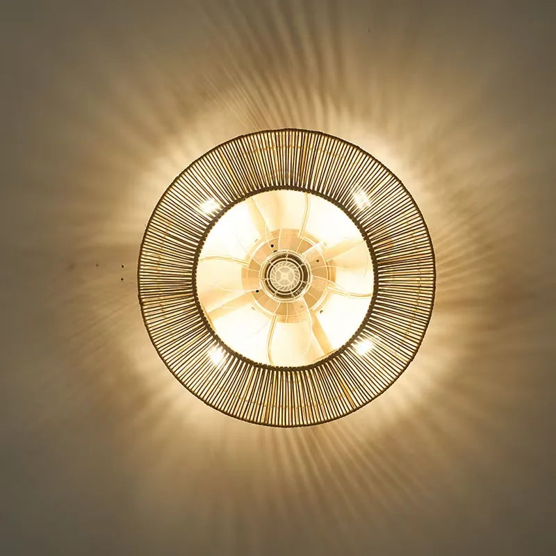Détail des pales tressées en rotin du ventilateur de plafond Ventelux