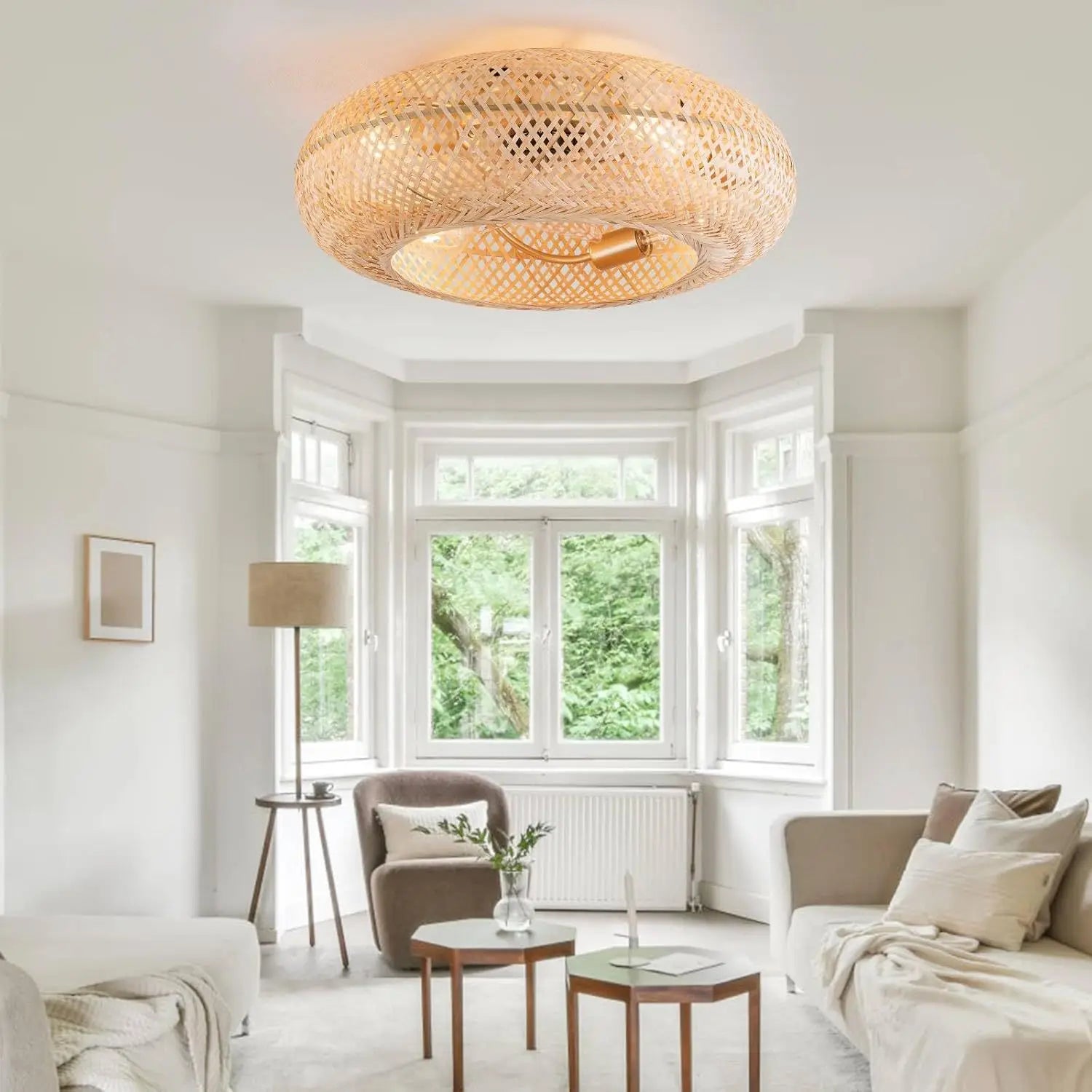Ventilateur de plafond bambou installé dans une chambre, ambiance chaleureuse