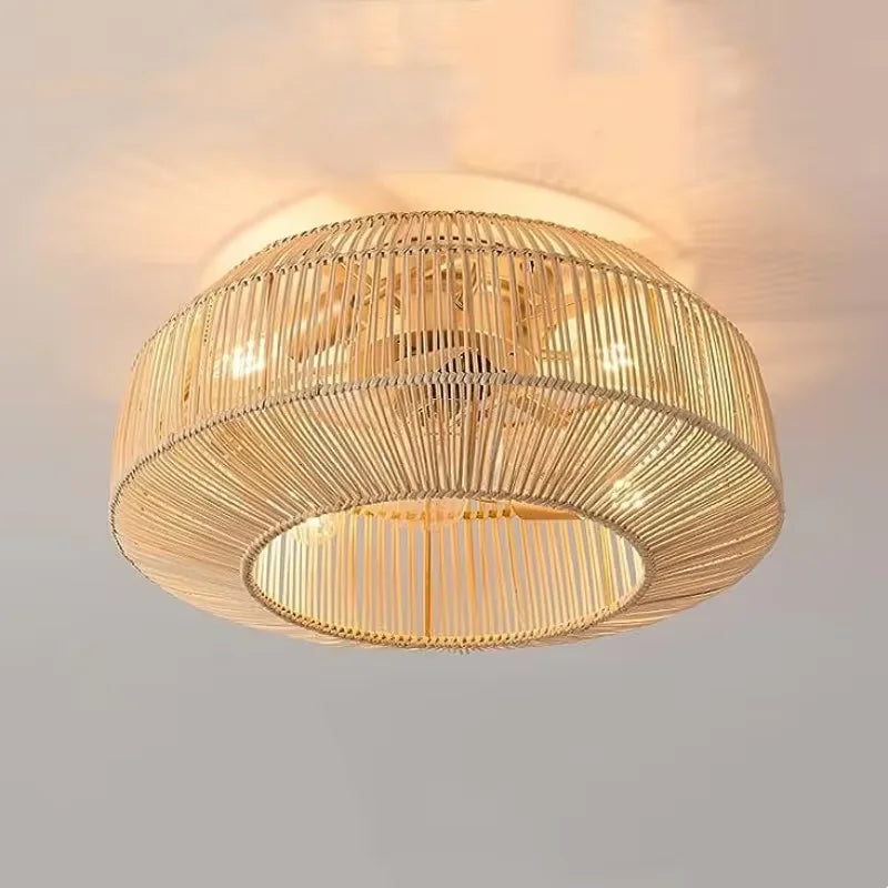 Ventilateur de plafond rotin 50cm installé dans un salon, ambiance chaleureuse